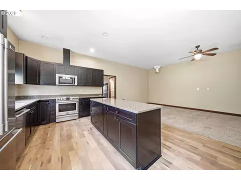 Kitchen - 3083 Pine St, Longview, WA 98632 photo 4 of 4