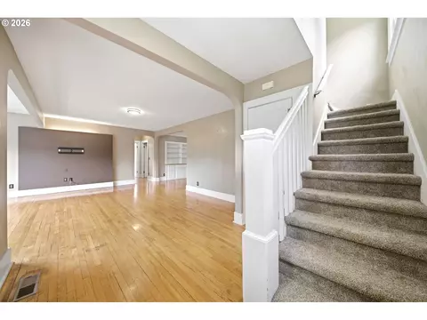 Living - 3083 Pine St, Longview, WA 98632 photo 1 of 9