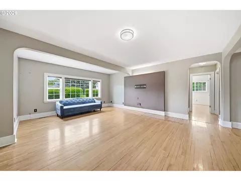 Living - 3083 Pine St, Longview, WA 98632 photo 2 of 9