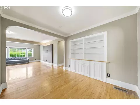 Living - 3083 Pine St, Longview, WA 98632 photo 6 of 9