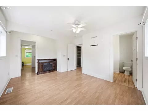 Living - 3083 Pine St, Longview, WA 98632 photo 7 of 9