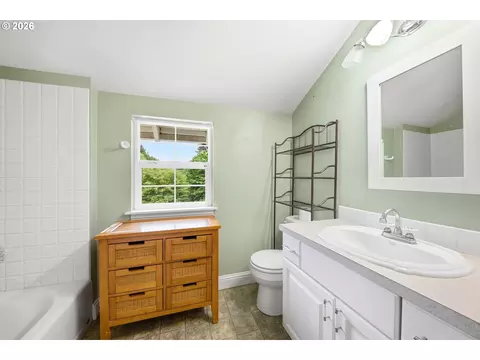 Bath - 3083 Pine St, Longview, WA 98632 photo 3 of 4