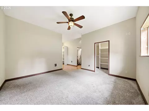 Living - 3083 Pine St, Longview, WA 98632 photo 8 of 9