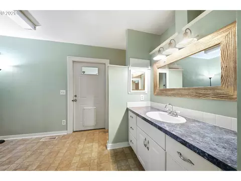 Bath - 3083 Pine St, Longview, WA 98632 photo 2 of 4