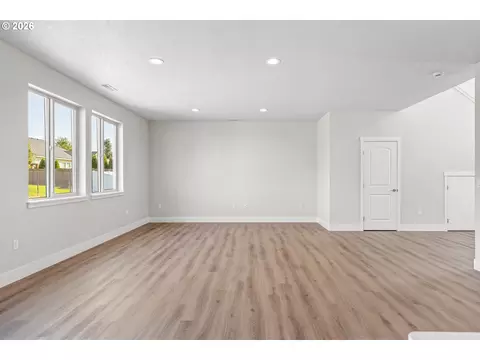 Living - 104 Tiber Ct, Boardman, OR 97818 photo 2 of 4