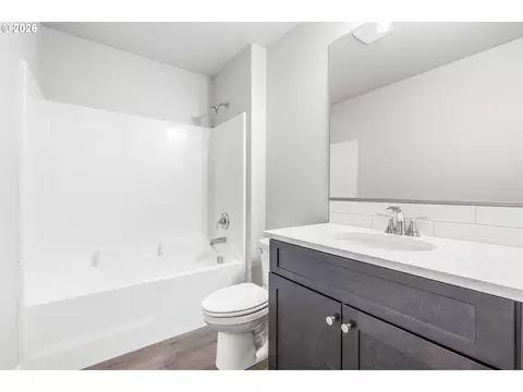 Bath - 104 Tiber Ct, Boardman, OR 97818 photo 2 of 2
