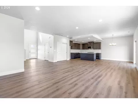 Living - 104 Tiber Ct, Boardman, OR 97818 photo 4 of 4