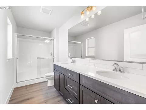 Bath - 104 Tiber Ct, Boardman, OR 97818 photo 1 of 2