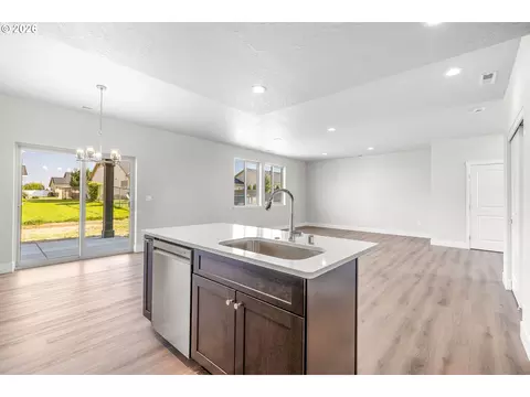 Kitchen - 104 Tiber Ct, Boardman, OR 97818 photo 4 of 4