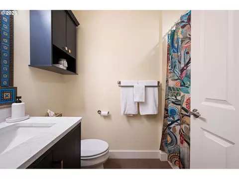 Bath - 2089 Graham Dr, Eugene, OR 97405 photo 4 of 4