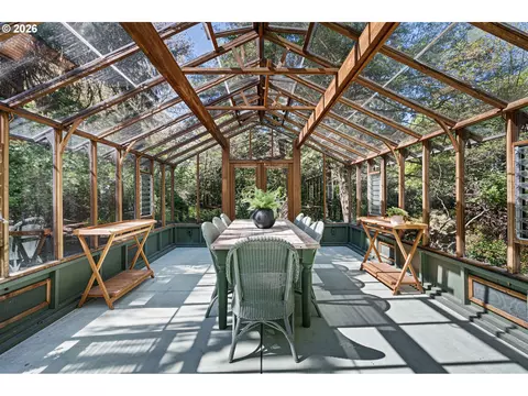 Dining - 2089 Graham Dr, Eugene, OR 97405 photo 3 of 3