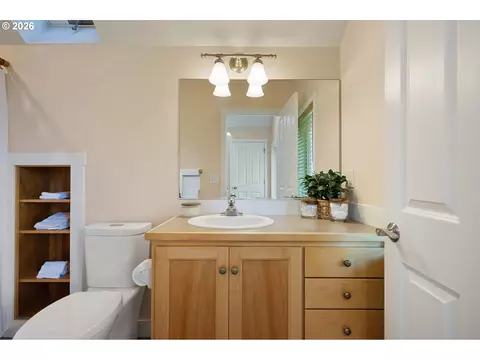 Bath - 2089 Graham Dr, Eugene, OR 97405 photo 3 of 4