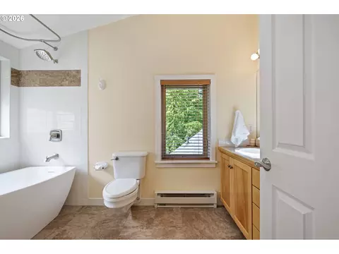 Bath - 2089 Graham Dr, Eugene, OR 97405 photo 1 of 4