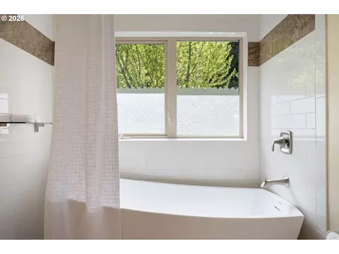 Bath - 2089 Graham Dr, Eugene, OR 97405 photo 2 of 4