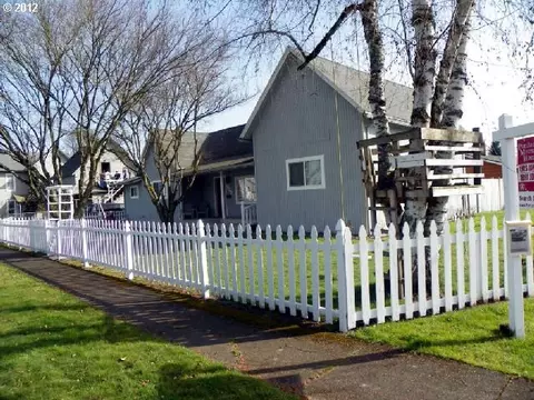 902 E 7th St, Newberg, OR 97132 photo 1