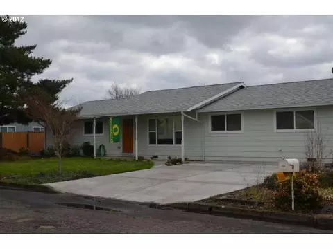 806 E 7th St, Molalla, OR 97038 photo 1