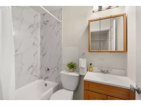 Bath - 2187 W 15th Ct, Eugene, OR 97402 photo 1 of 3