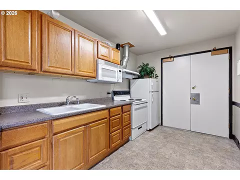 Kitchen - 2187 W 15th Ct, Eugene, OR 97402 photo 5 of 5