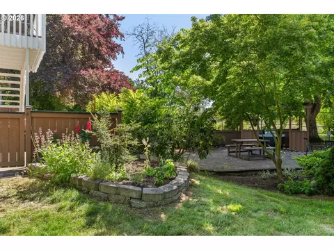Exterior - 2187 W 15th Ct, Eugene, OR 97402 photo 7 of 15