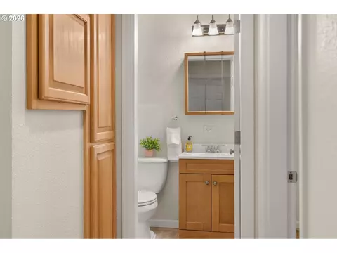 Bath - 2187 W 15th Ct, Eugene, OR 97402 photo 2 of 3