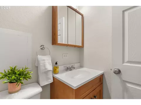 Bath - 2187 W 15th Ct, Eugene, OR 97402 photo 3 of 3