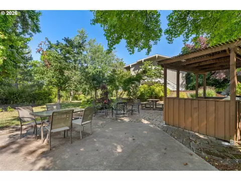 Exterior - 2187 W 15th Ct, Eugene, OR 97402 photo 13 of 15