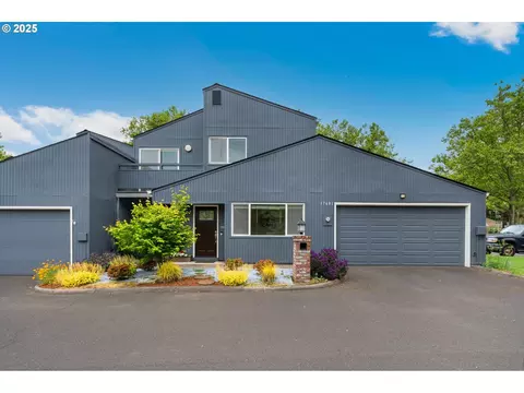17601 NW Rolling Hill Ln, Beaverton, OR 97006