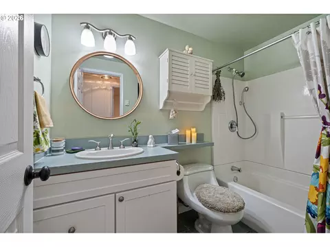 Bath - 18 E 47th Ave, Eugene, OR 97405 photo 2 of 3