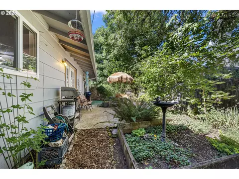Exterior - 18 E 47th Ave, Eugene, OR 97405 photo 9 of 13