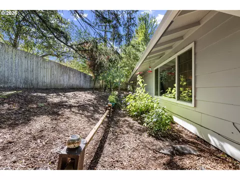 Exterior - 18 E 47th Ave, Eugene, OR 97405 photo 8 of 13
