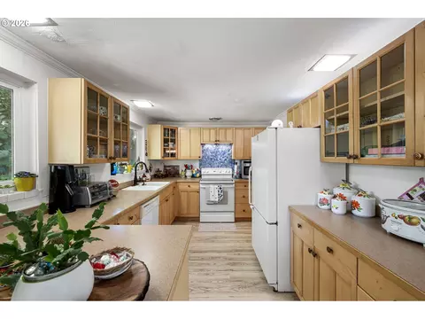 Kitchen - 18 E 47th Ave, Eugene, OR 97405 photo 4 of 4