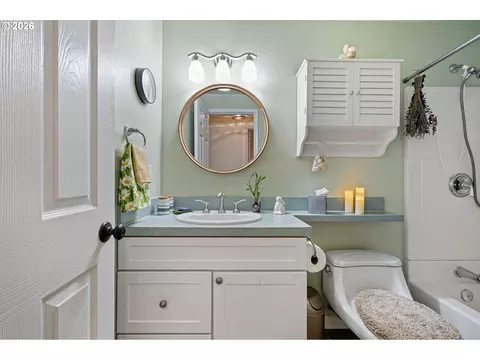 Bath - 18 E 47th Ave, Eugene, OR 97405 photo 3 of 3