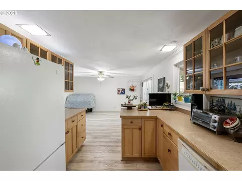 Kitchen - 18 E 47th Ave, Eugene, OR 97405 photo 2 of 4