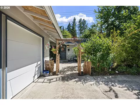 Exterior - 18 E 47th Ave, Eugene, OR 97405 photo 3 of 13