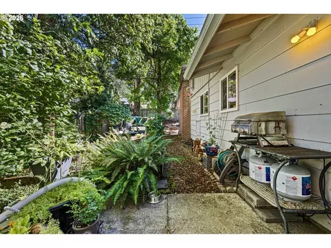 Exterior - 18 E 47th Ave, Eugene, OR 97405 photo 6 of 13