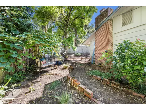 Exterior - 18 E 47th Ave, Eugene, OR 97405 photo 7 of 13