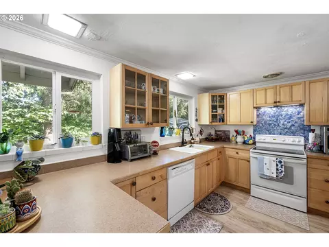 Kitchen - 18 E 47th Ave, Eugene, OR 97405 photo 3 of 4