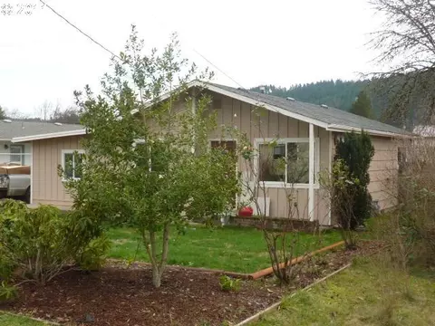 1082 E First Ave, Sutherlin, OR 97479 photo 1