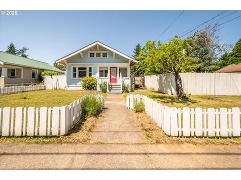 470 W 4th St, Coquille, OR 97423