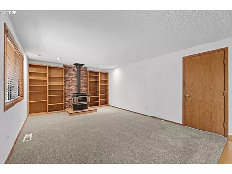 Living - 505 NE Dexter Ct, Gresham, OR 97030 photo 8 of 10