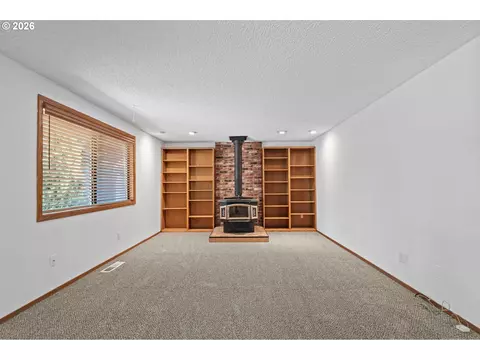 Living - 505 NE Dexter Ct, Gresham, OR 97030 photo 7 of 10