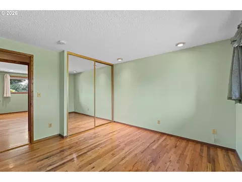 Bedroom - 505 NE Dexter Ct, Gresham, OR 97030 photo 3 of 6