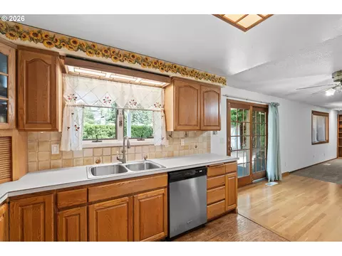 Kitchen - 505 NE Dexter Ct, Gresham, OR 97030 photo 3 of 3