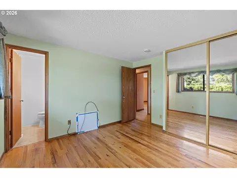 Bedroom - 505 NE Dexter Ct, Gresham, OR 97030 photo 2 of 6