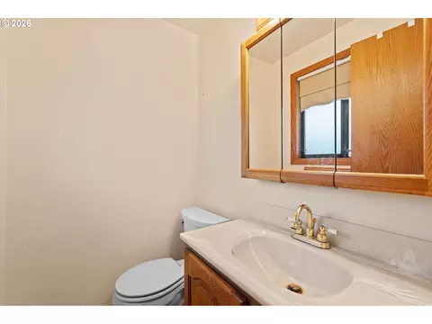 Bath - 505 NE Dexter Ct, Gresham, OR 97030 photo 1 of 2