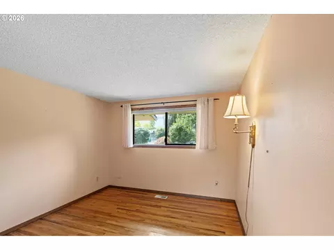 Bedroom - 505 NE Dexter Ct, Gresham, OR 97030 photo 5 of 6