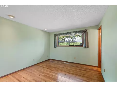 Bedroom - 505 NE Dexter Ct, Gresham, OR 97030 photo 1 of 6