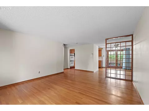 Living - 505 NE Dexter Ct, Gresham, OR 97030 photo 2 of 10