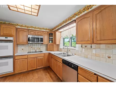 Kitchen - 505 NE Dexter Ct, Gresham, OR 97030 photo 1 of 3