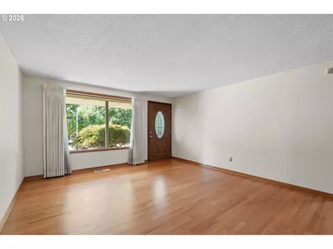 Living - 505 NE Dexter Ct, Gresham, OR 97030 photo 3 of 10